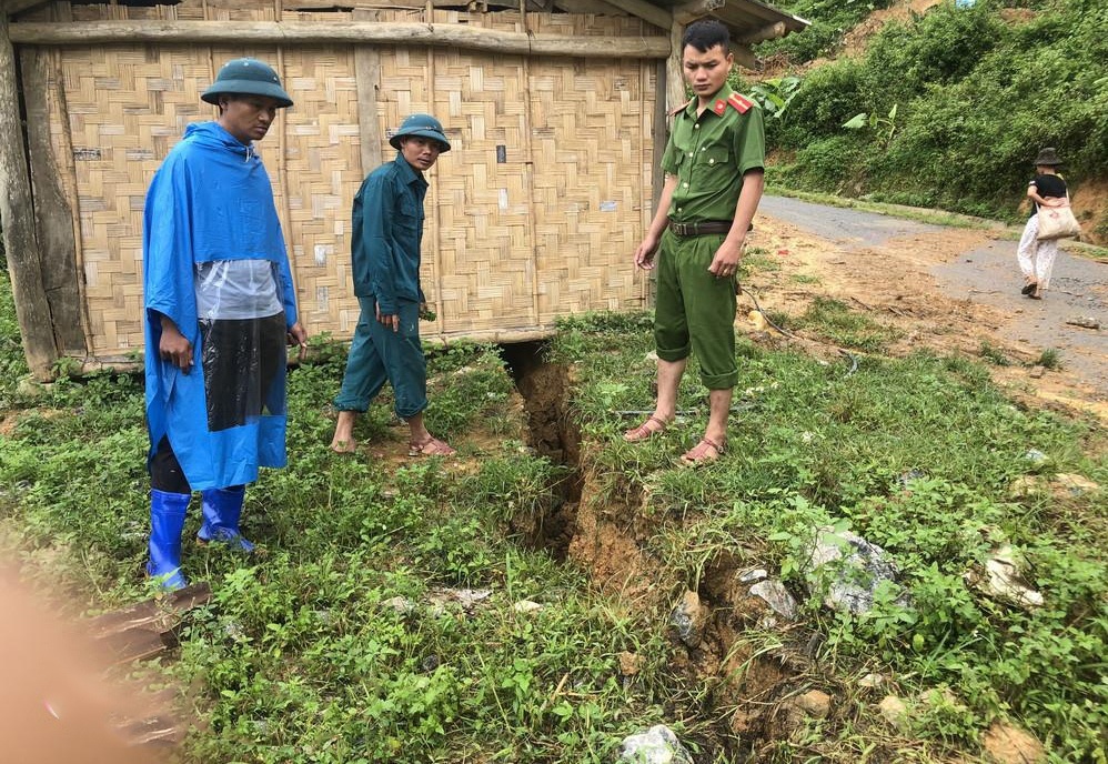 nghe an xuat hien vet nut bat thuong dai 700m 52 ho dan phai di doi2 nghe an xuat hien vet nut bat thuong dai 700m 52 ho dan phai di doi2