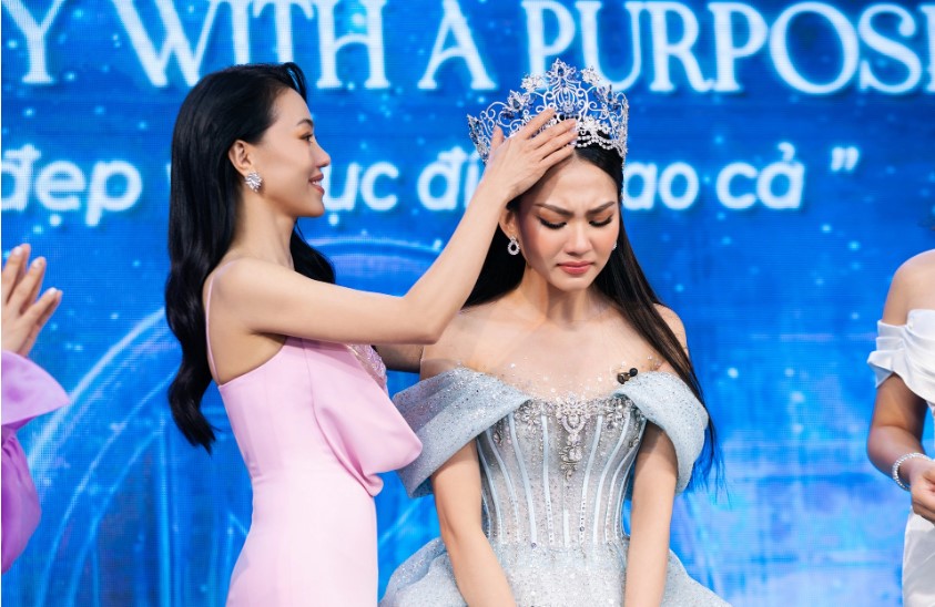hoa hau mai phuong bat ngo nhan lai vuong mien khi vua dau gia duoc 3 ty dong hoa hau mai phuong bat ngo nhan lai vuong mien khi vua dau gia duoc 3 ty dong
