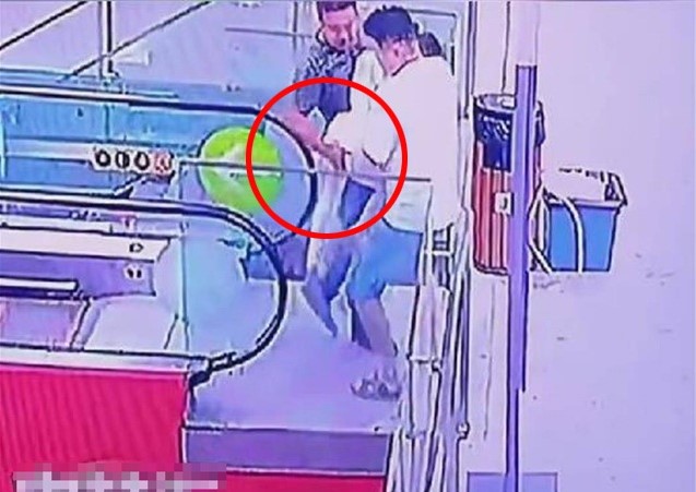 ra suc cuu be gai gap nguy hiem nguoi dan ong bog bi chi trich vi ly do gay ngo ngang ra suc cuu be gai gap nguy hiem nguoi dan ong bog bi chi trich vi ly do gay ngo ngang