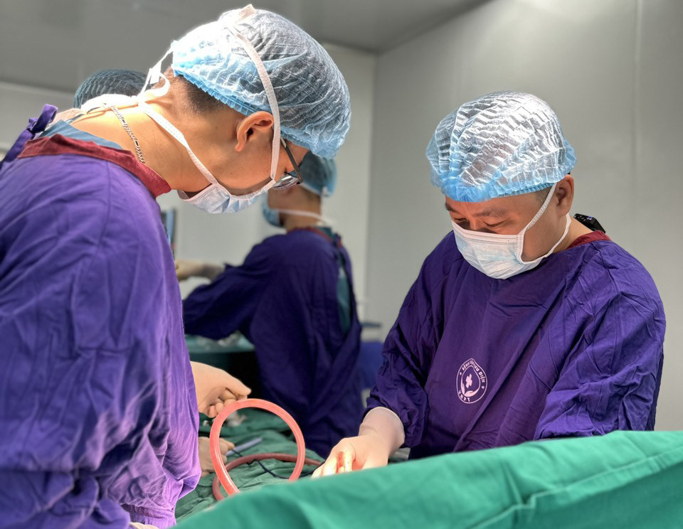 hai bau vu cuong cung mot ben co dau hieu hoai tu sap vo sau khi tiem filler nang nguc