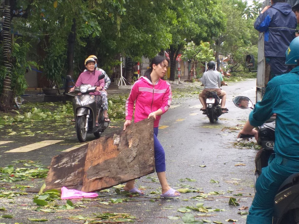 nguoi dan xot xa nhin nha cua tan hoang sau bao so 48 nguoi dan xot xa nhin nha cua tan hoang sau bao so 48
