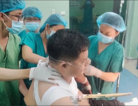 nguoi dan ong bi doan go keo dam vao nguc phai lam gay 4 xuong suon1