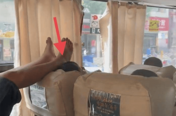 dan tinh buc xuc vi nam hanh khach than nhien lam viec nay tren dau nguoi phu nu1