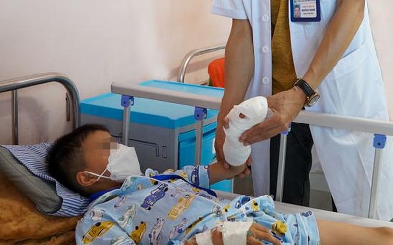 be trai 7 tuoi bi dut gan roi ngon tay vi tai nan trong luc giup anh trai nau an be trai 7 tuoi bi dut gan roi ngon tay vi tai nan trong luc giup anh trai nau an