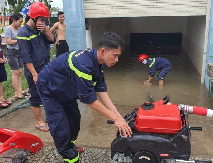 nguoi dan da nang tat bat don dep sau tran mua lu lich su6 nguoi dan da nang tat bat don dep sau tran mua lu lich su6