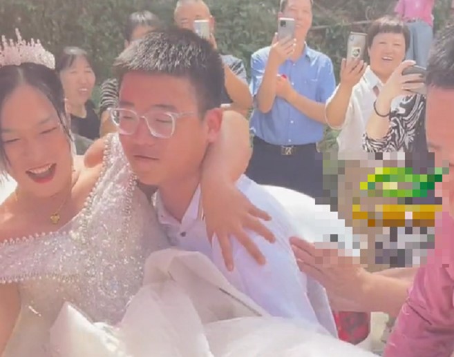 xuc dong canh con trai 14 tuoi be me ve nha chong moi trong ngay tai hon1