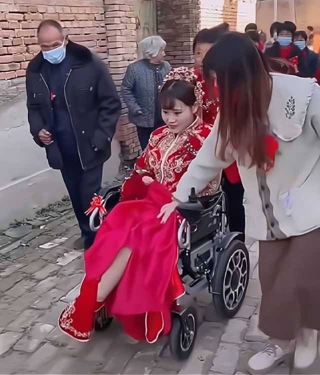 con trai lanh lan cuoi vo bi liet nua nguoi thai do cua me chong gay xuc dong1