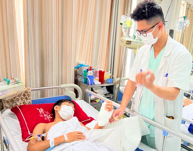 may mo lam thuoc ke go be trai 13 tuoi bi dut gan roi hoan toan 12 ban tay