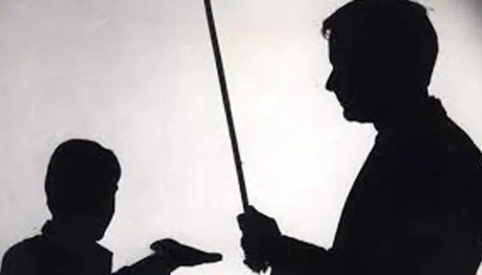 gia su day toan bi bo tu vi danh hoc sinh 8 tuoi khi tra loi cau hoi sai gia su day toan bi bo tu vi danh hoc sinh 8 tuoi khi tra loi cau hoi sai