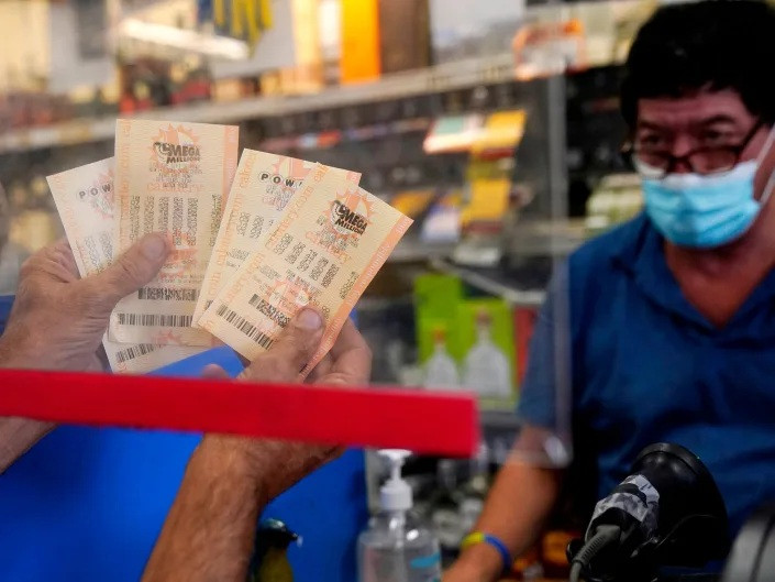 nguoi dan ong trung so hon 24 ty dong sau 8 nam kien tri theo duoi 2 day so