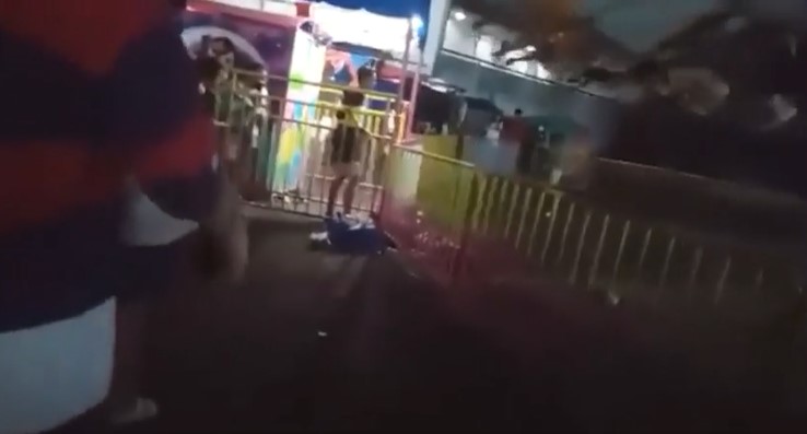 dam dong hoang so la het khi be trai bat ngo vang khoi du quay roi roi xuong dat dam dong hoang so la het khi be trai bat ngo vang khoi du quay roi roi xuong dat