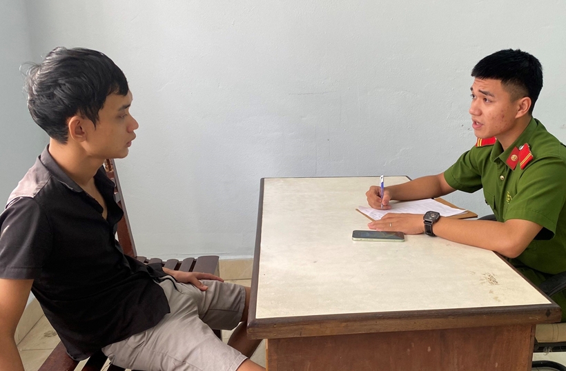 da nang bat doi tuong lao vao nha giat phang dien thoai tren tay be gai