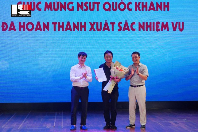 nsut quoc khanh nghi huu sau 44 nam gan bo voi nha hat kich viet nam