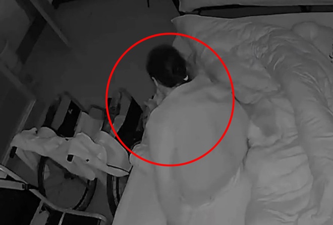 vo tinh kiem tra camera con gai phat hien dieu kho tin ve nguoi me bi liet