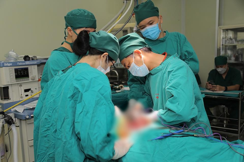 tin tuc doi song ngay 112 boc tach khoi u nang gan 1kg chen ep duong tho nguoi dan ong1 tin tuc doi song ngay 112 boc tach khoi u nang gan 1kg chen ep duong tho nguoi dan ong1