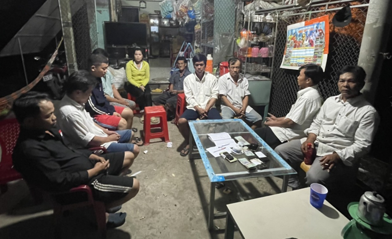 bat qua tang 11 doi tuong dang tham gia ca do bong da trong tiem tap hoa