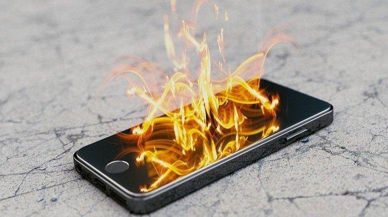 dien thoai bat ngo phat no khien thieu nien 14 tuoi dap nat ban tay trai