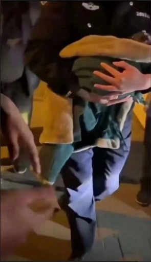 di nhat rac muu sinh cu ong phat hien dieu bat ngo trong chiec tui nilon den di nhat rac muu sinh cu ong phat hien dieu bat ngo trong chiec tui nilon den