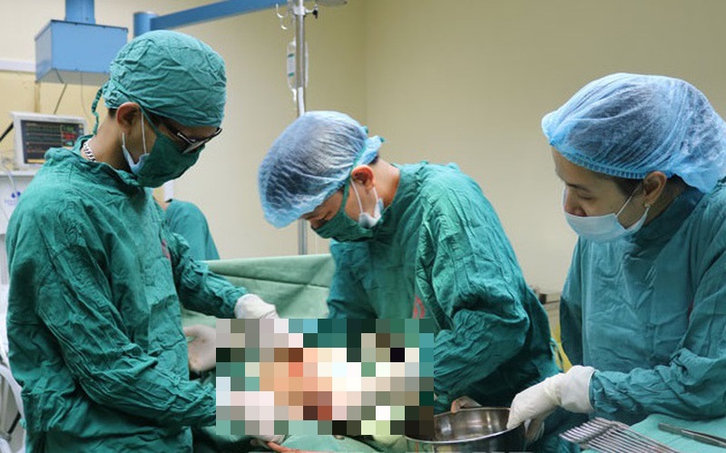 tin tuc doi song ngay 1812 nguoi dan ong dau nguc kho tho keo dai chi vi mieng mo ga4