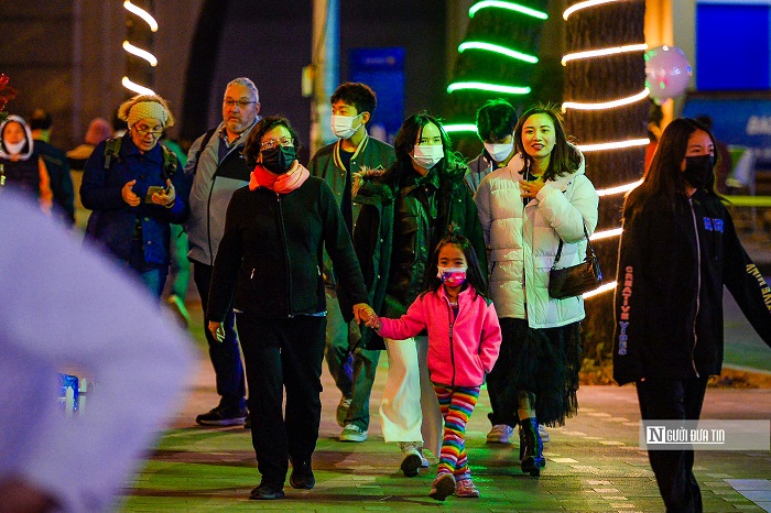 ha noi nguoi dan do ve ho guom don cho khoanh khac sang nam moi 20231