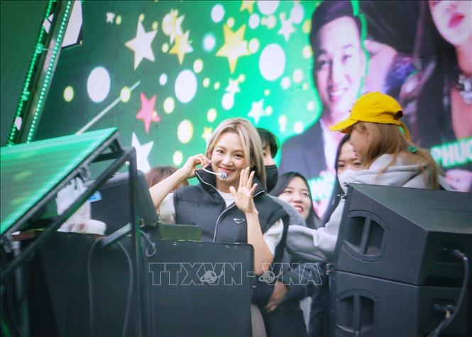 ha noi nguoi dan do ve ho guom don cho khoanh khac sang nam moi 20234