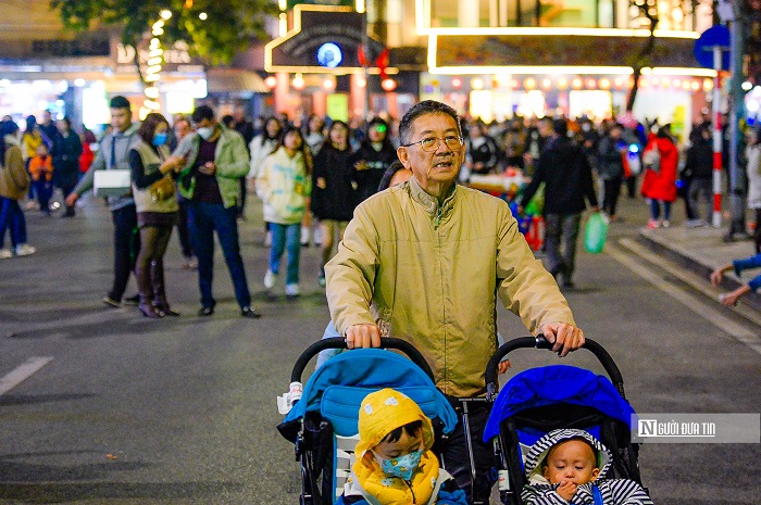 ha noi nguoi dan do ve ho guom don cho khoanh khac sang nam moi 20236