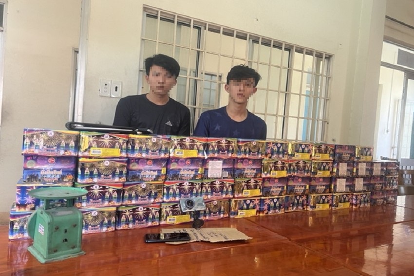 hai thanh nien van chuyen phao dung bien so gia de danh lac huong cong an