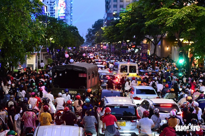 tphcm hang nghin nguoi do ve pho di bo nguyen hue doi countdown don nam moi1 tphcm hang nghin nguoi do ve pho di bo nguyen hue doi countdown don nam moi1