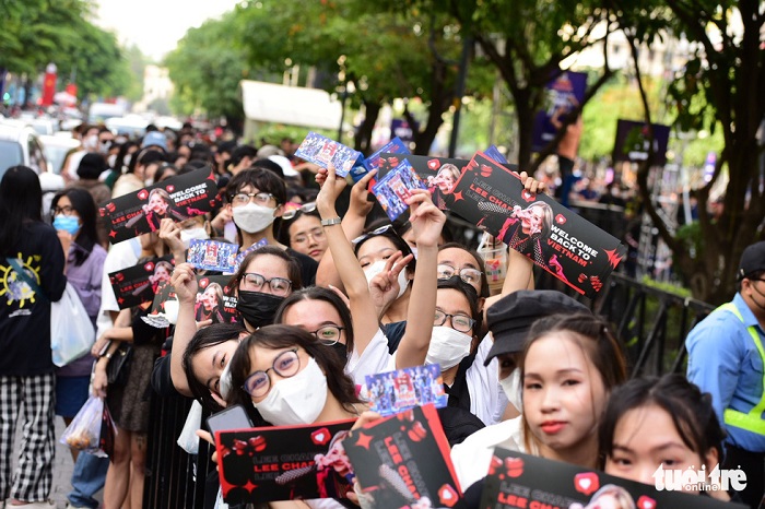 tphcm hang nghin nguoi do ve pho di bo nguyen hue doi countdown don nam moi4 tphcm hang nghin nguoi do ve pho di bo nguyen hue doi countdown don nam moi4
