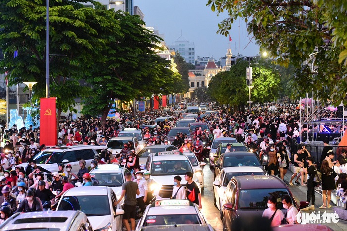 tphcm hang nghin nguoi do ve pho di bo nguyen hue doi countdown don nam moi6 tphcm hang nghin nguoi do ve pho di bo nguyen hue doi countdown don nam moi6