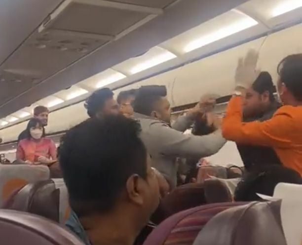 nam hanh khach bi tat toi tap vi tu choi lam viec nay khi may bay chuan bi cat canh nam hanh khach bi tat toi tap vi tu choi lam viec nay khi may bay chuan bi cat canh