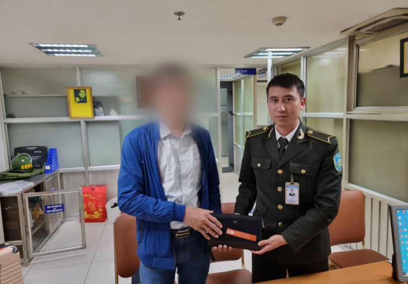 hanh khach bo quen chiec vi chua 130 trieu dong tren xe day o san bay noi bai hanh khach bo quen chiec vi chua 130 trieu dong tren xe day o san bay noi bai