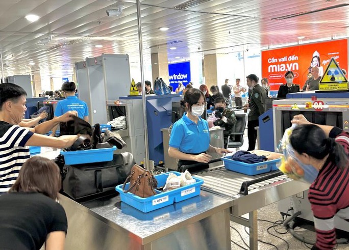 san bay tan son nhat dong nghit nguoi trong ngay can tet8 san bay tan son nhat dong nghit nguoi trong ngay can tet8