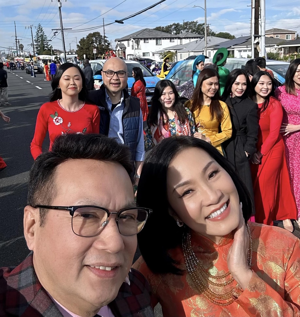 sao viet o nuoc ngoai ron rang don tet nguyen dan quy mao 202311 sao viet o nuoc ngoai ron rang don tet nguyen dan quy mao 202311