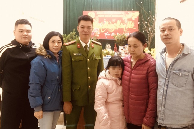 cong an giup tim nguoi than cho be gai bi lac khi ve chuc tet ong ba ngoai cong an giup tim nguoi than cho be gai bi lac khi ve chuc tet ong ba ngoai