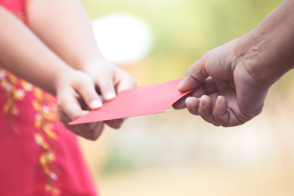 bo chong tuong lai cho phong bi co gai tuc gian nem di ngay khi thay thu ben trong