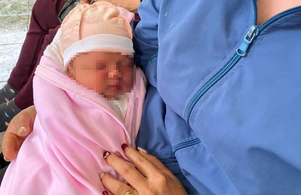 xot xa be gai so sinh nang 35 kg bi bo roi tai chan cau hoa binh xot xa be gai so sinh nang 35 kg bi bo roi tai chan cau hoa binh