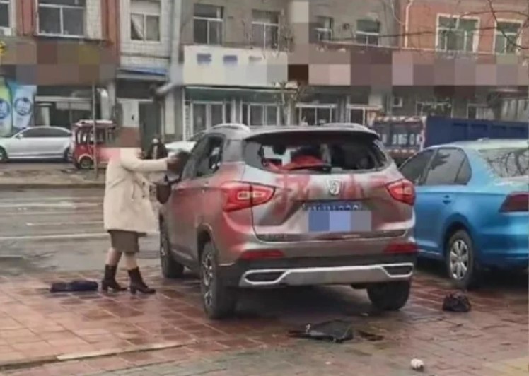 vo dap nat o to cua chong vi nghi ngoai tinh dan mat bang dong chu gay choang vo dap nat o to cua chong vi nghi ngoai tinh dan mat bang dong chu gay choang