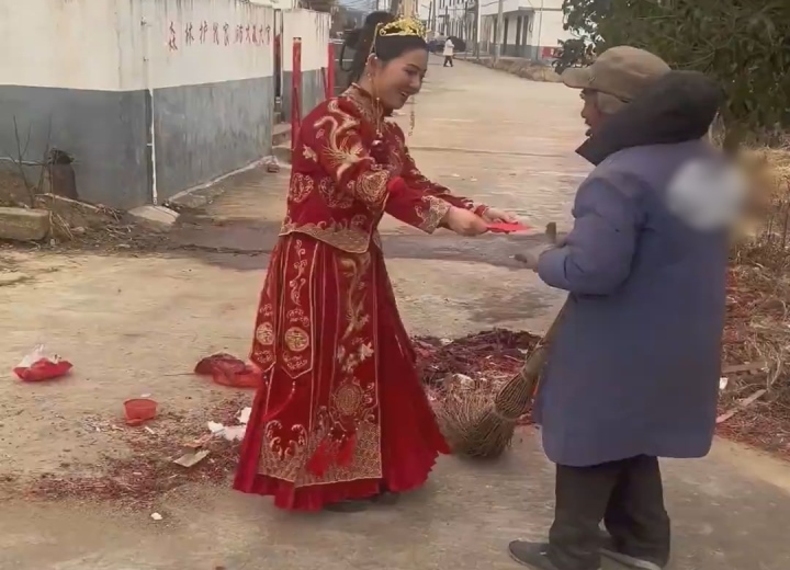 bac lao cong am tham don duong giup hanh dong sau do cua co dau duoc khen het loi bac lao cong am tham don duong giup hanh dong sau do cua co dau duoc khen het loi