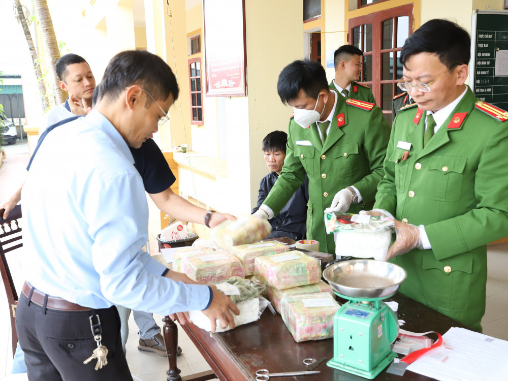 ha tinh bat giu 2 doi tuong van chuyen trai phep 31kg ha tinh bat giu 2 doi tuong van chuyen trai phep 31kg