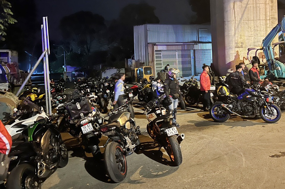 csgt bat hon 100 xe phan khoi lon chay vao duong cam tai tphcm csgt bat hon 100 xe phan khoi lon chay vao duong cam tai tphcm