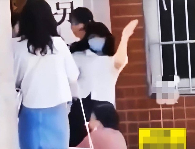 nguoi phu nu gao khoc dien cuong tat vao mat minh vi lo nghe ban than lam viec nay nguoi phu nu gao khoc dien cuong tat vao mat minh vi lo nghe ban than lam viec nay