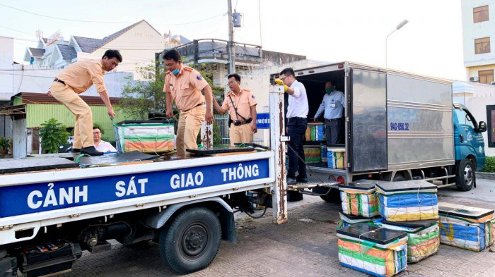 phat hien 600kg tom chua tap chat dang tren duong van chuyen di tieu thu phat hien 600kg tom chua tap chat dang tren duong van chuyen di tieu thu