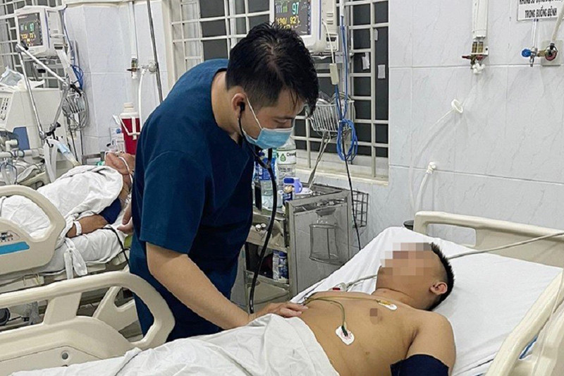 6 nguoi nhap vien cap cuu sau khi uong ruou nghi ngo doc chat gay nghien 6 nguoi nhap vien cap cuu sau khi uong ruou nghi ngo doc chat gay nghien