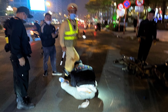 bo chay khi bi dung xe kiem tra nam thanh nien tong 2 xe may lam nga 1 thai phu bo chay khi bi dung xe kiem tra nam thanh nien tong 2 xe may lam nga 1 thai phu