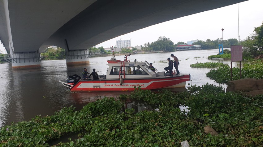 tphcm nguoi dan ong bo lai xe dap tren cau phu long roi nhay xuong song