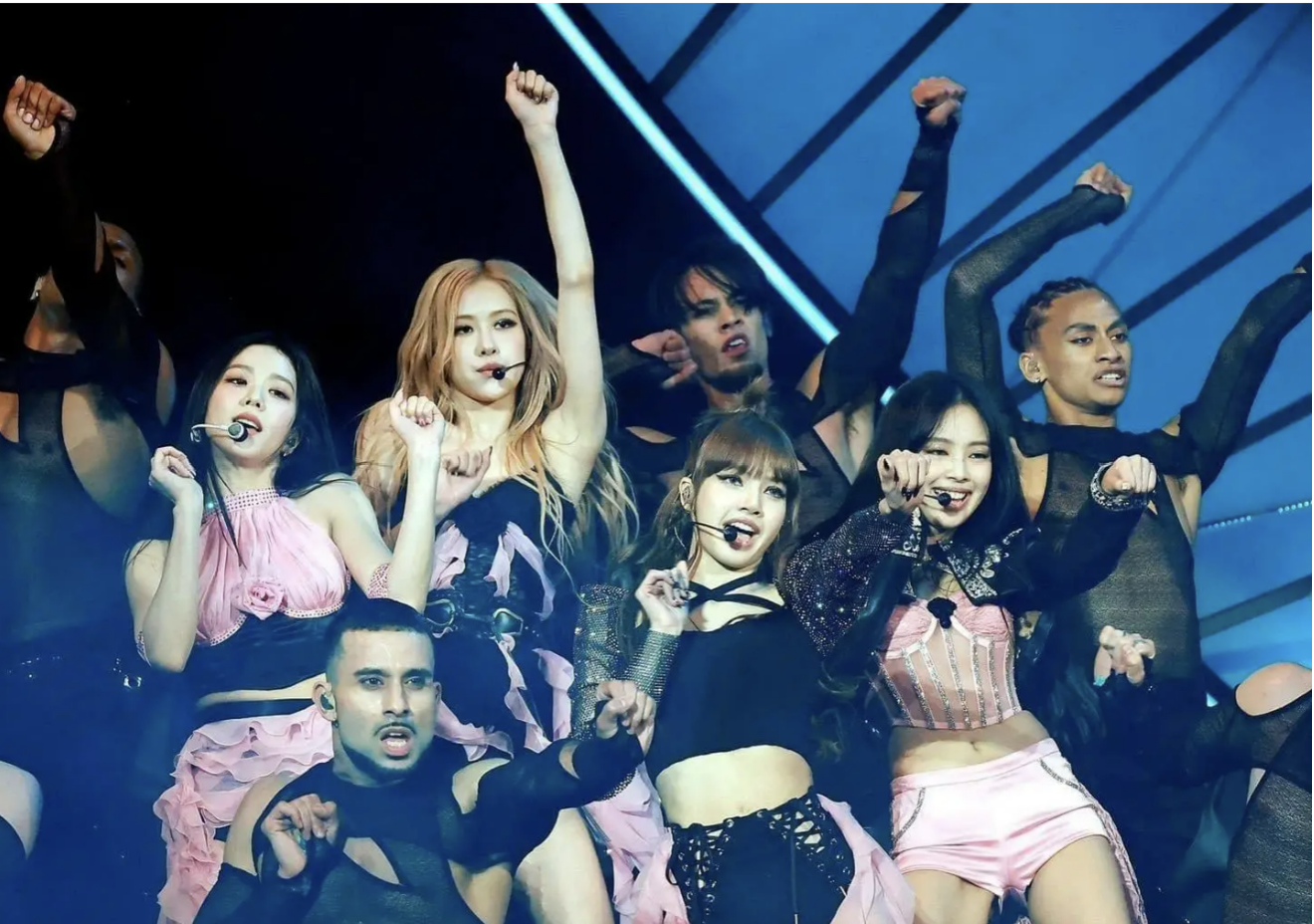 lisa jisoo blackpink chung khung hinh voi 2 nhan vat khung khien dan tinh day song lisa jisoo blackpink chung khung hinh voi 2 nhan vat khung khien dan tinh day song