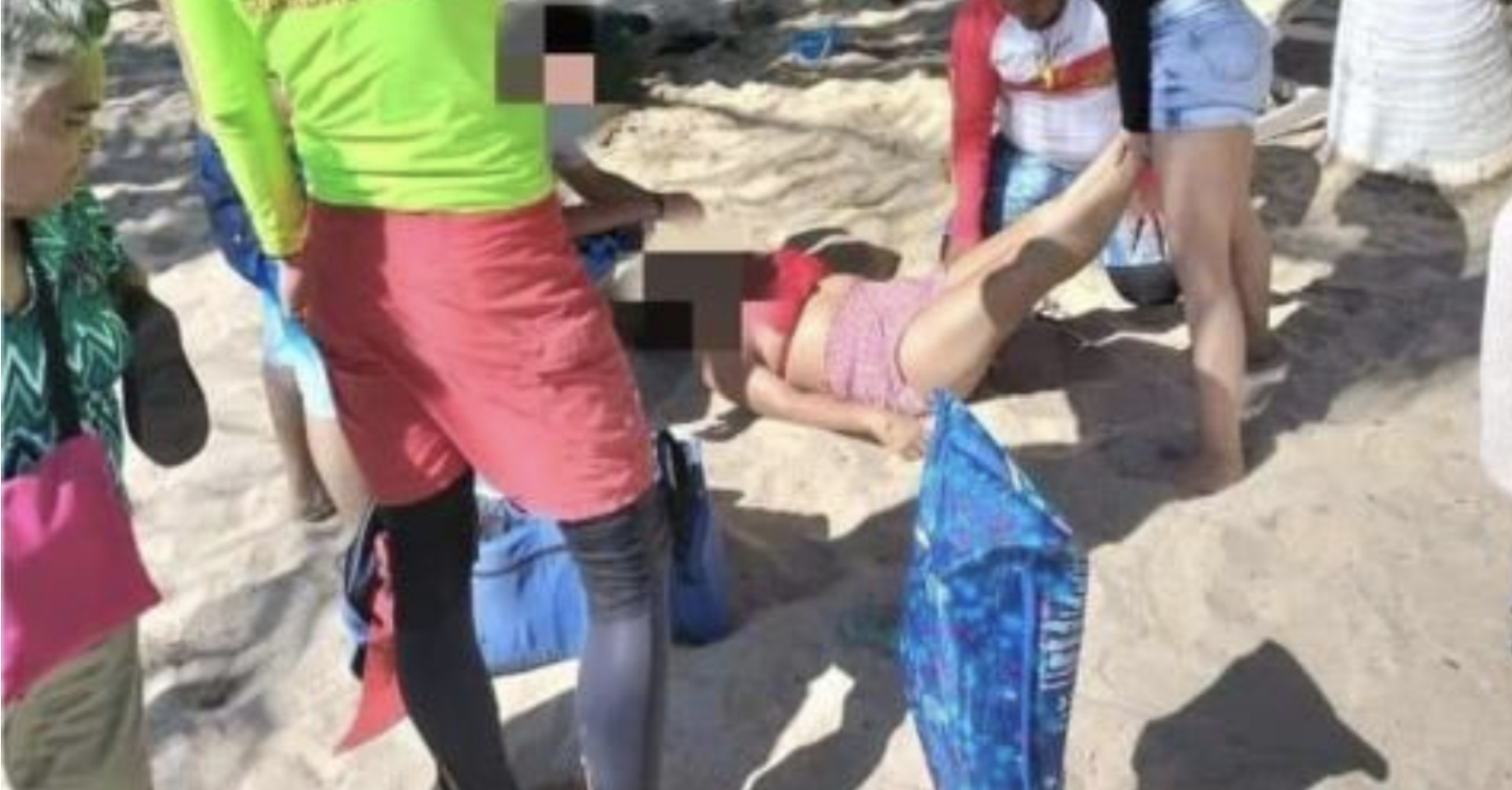 thanh thoi nam nghi tren bai bien nguoi phu nu bong gap hoa tu tren troi roi xuong