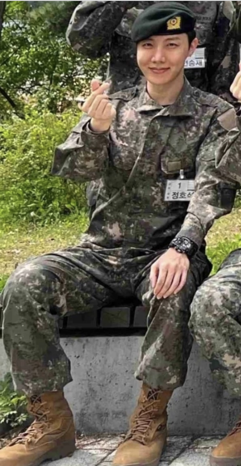 hinh anh dau tien cua j hope bts trong quan ngu visual van cuc dinh du de mat moc hinh anh dau tien cua j hope bts trong quan ngu visual van cuc dinh du de mat moc