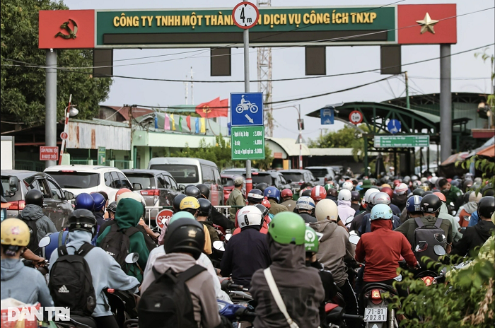 nguoi dan ve que nghi le 304 15 nhieu noi o ha noi va tphcm un tac keo dai2